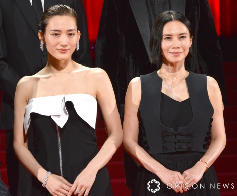 映画『レジェンド＆バタフライ』ジャパンプレミアに登壇した（左から）綾瀬はるか、中谷美紀 （C）ORICON NewS inc. 