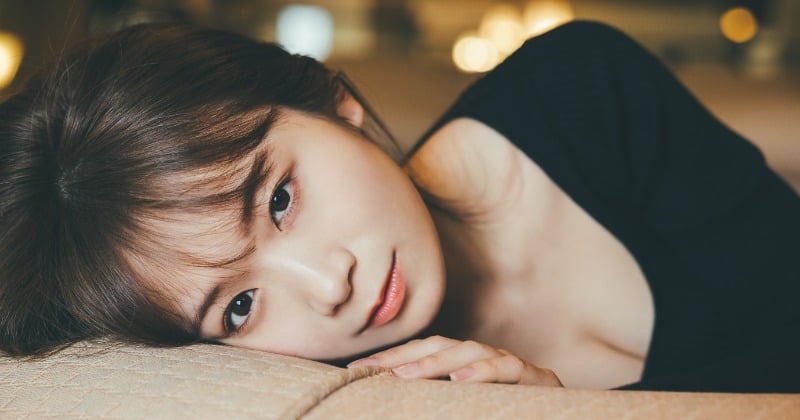 乃木坂46秋元真夏、胸元チラリで艶やかな表情 卒業記念写真集から先行カット公開 | ORICON NEWS