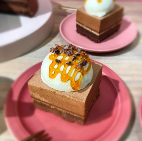 『ふんわりホイップ＆パイ入りチョコレートムースケーキ』（税込520円） 