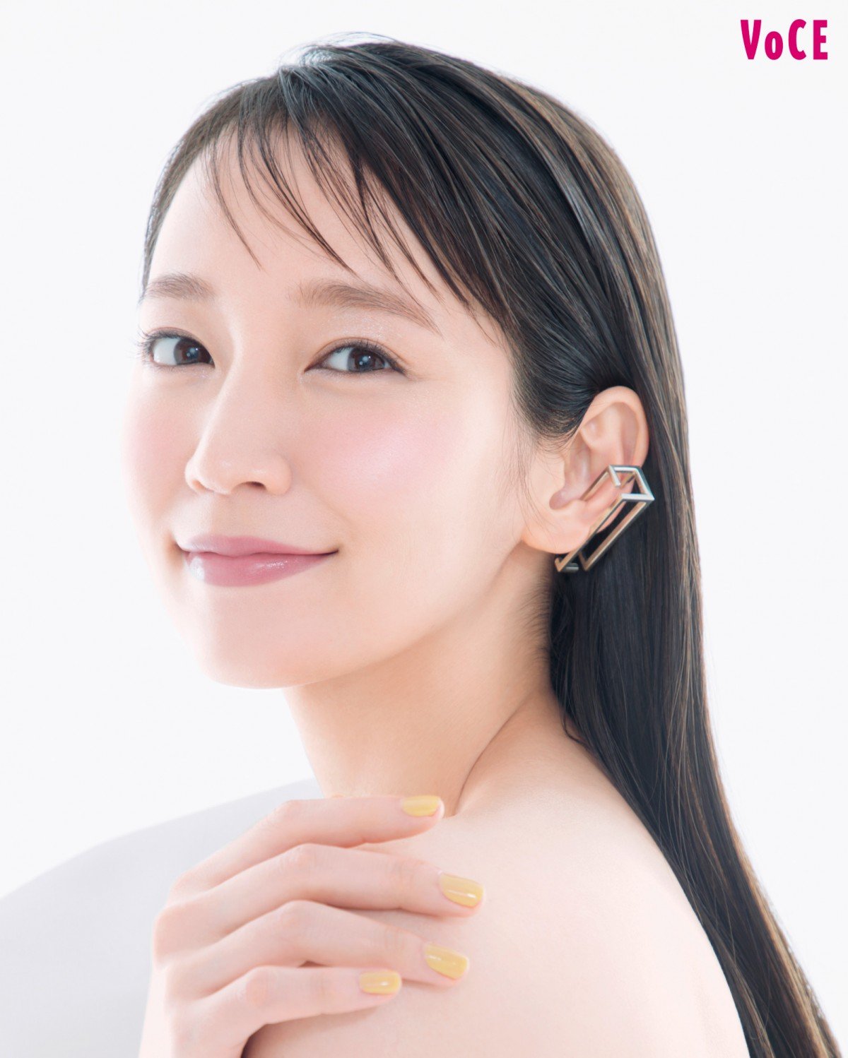 吉岡里帆、30代は「的を絞って新たな変化を」 『VOCE』表紙で透明感あふれる美しさ披露 | ORICON NEWS