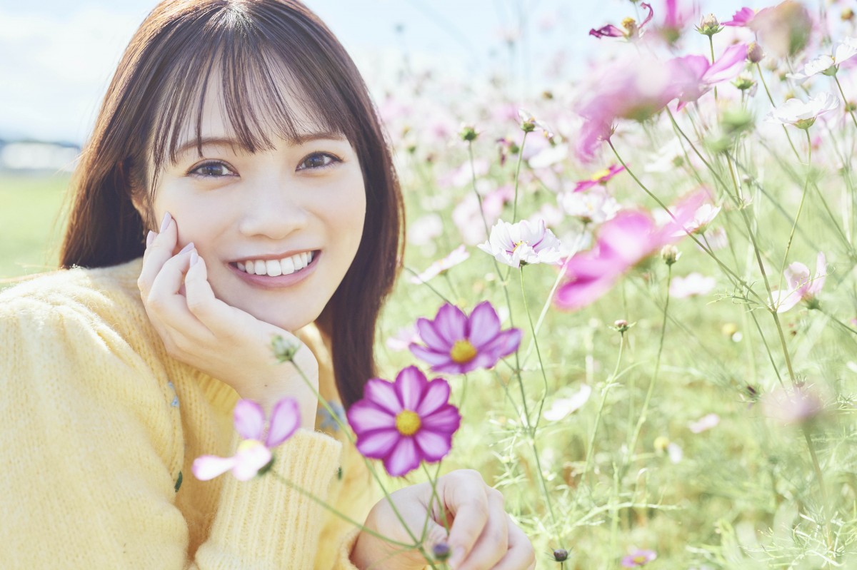 日向坂46宮田愛萌「大人っぽい写真に」 チラリ肩見せで“あざとポーズ