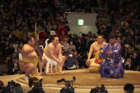 画像・写真 | 元白鵬、最後の土俵入り 太刀持ちは貴景勝、露払い