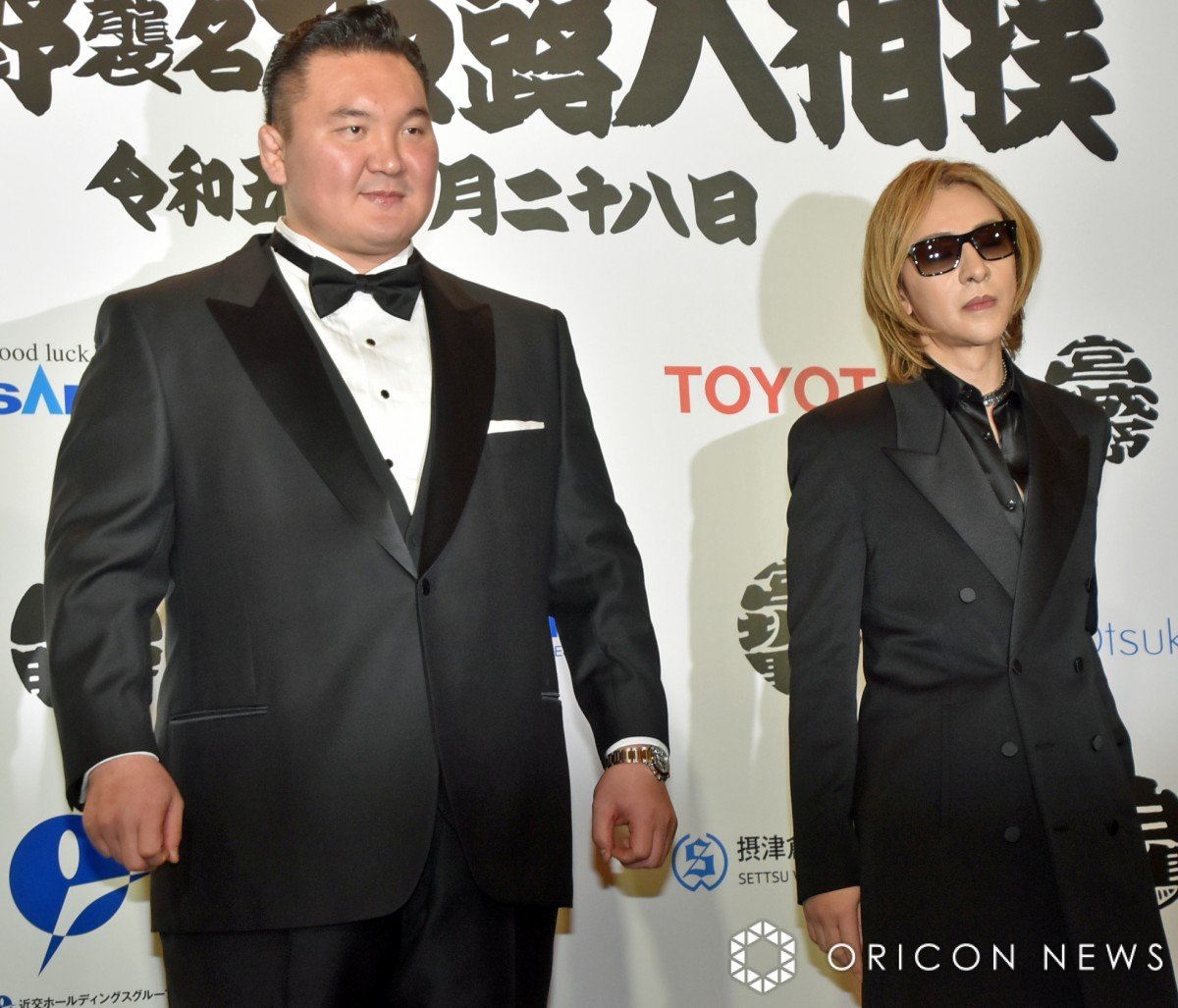 画像・写真 | YOSHIKI、元白鵬の断髪式に参加「人の髪の毛を切ったのは初めて」 優しい気遣いで花添える 1枚目 | ORICON NEWS