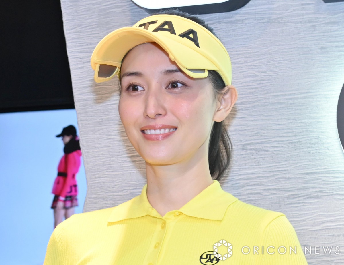 橋本マナミ、華やかなミニスカゴルフウェアを披露「一緒に行く男性も