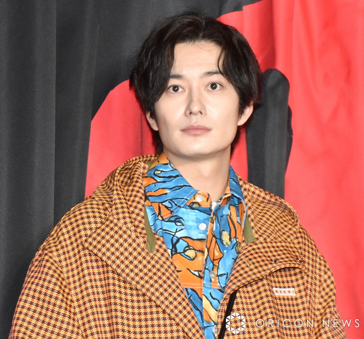 岡田将生、慣れないオレンジに「気分が上がります」 柄シャツ合わせて