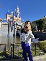 �����X�̔����̏�̑O�ŃO�[�t�B�[���O���[�e�B���O �iC�j2023 Disney�iC�jORICON NewS inc. 