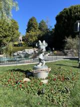 �n�[�g�`�̉Ԓd�̒��Ƀv���`�i�J���[�̃~�j�[�̃X�^�`���[�𔭌��iC�j2023 Disney �iC�jORICON NewS inc. 