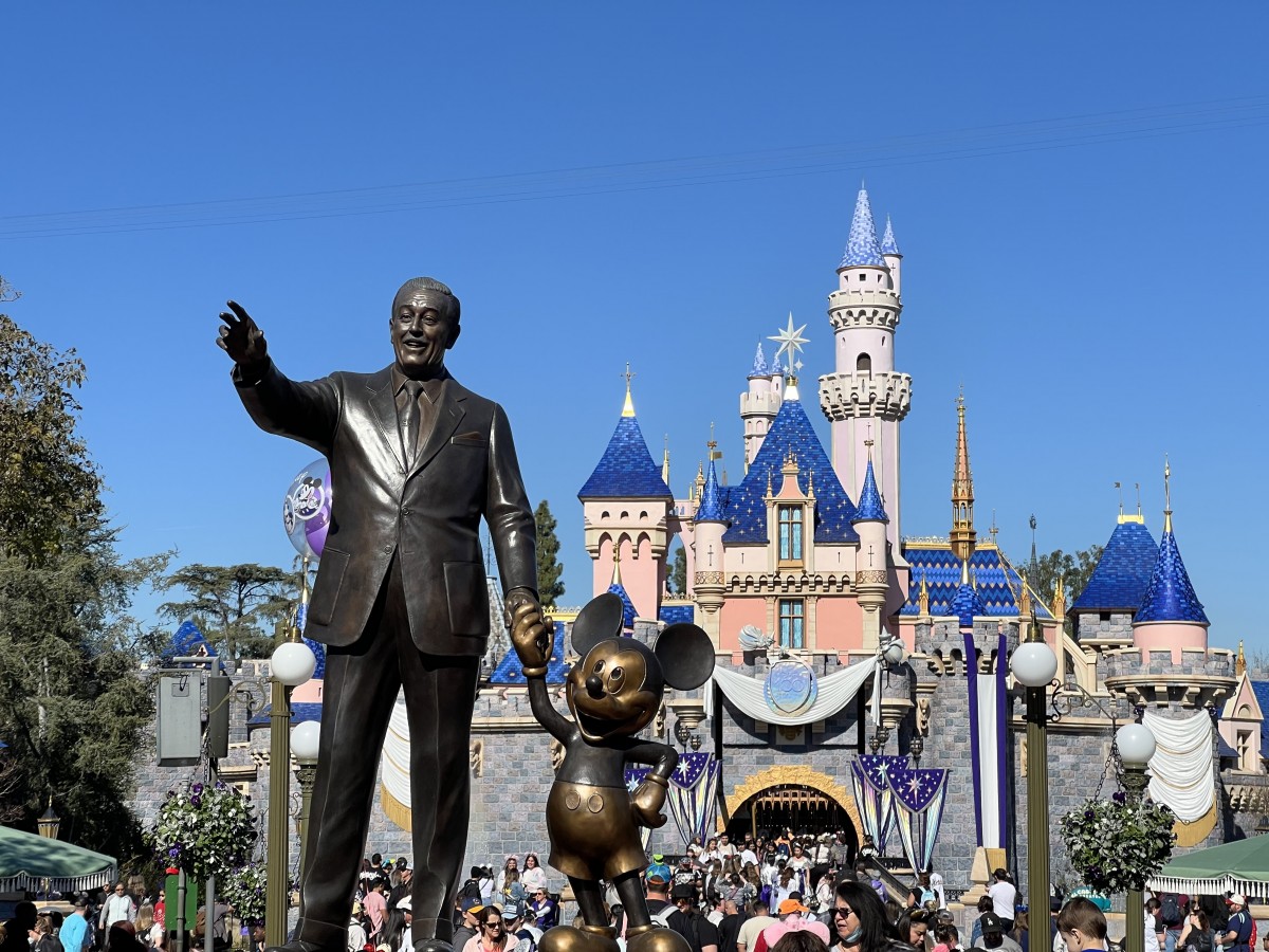 ディズニー創立100周年を祝う「カリフォルニア ディズニーランド