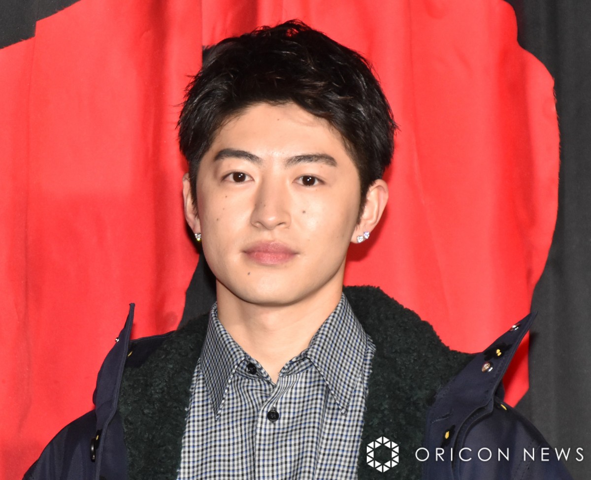 佐野玲於、チェックのセットアップでスタイリッシュに クールな表情で魅了 | ORICON NEWS