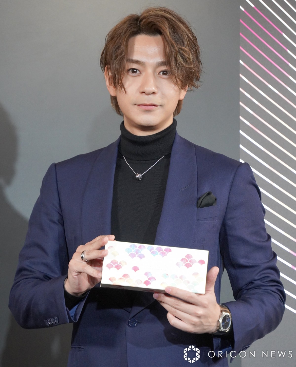 画像・写真 | 三浦翔平、チョコをラグジュアリーに掲げて笑顔「僕