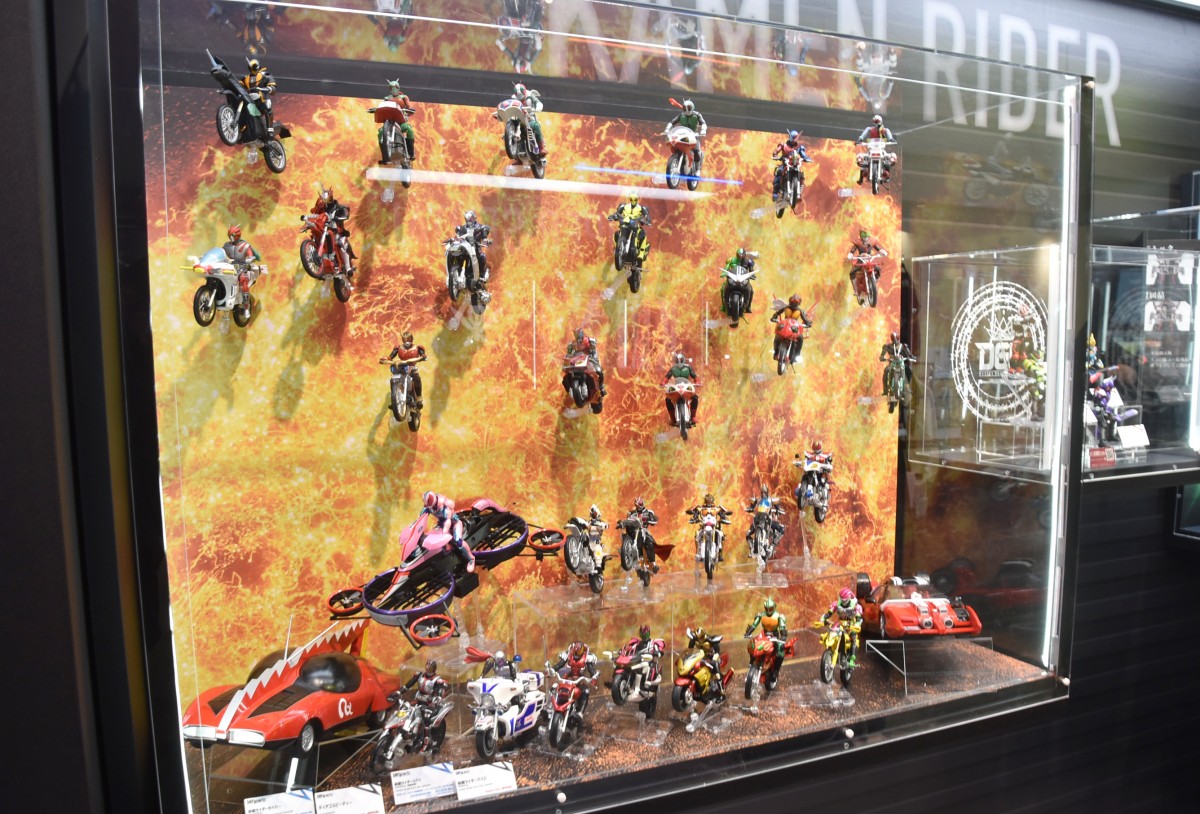 S.H.Figuarts 15th GALLERY』に仮面ライダー大集結 爆発の中からバイク