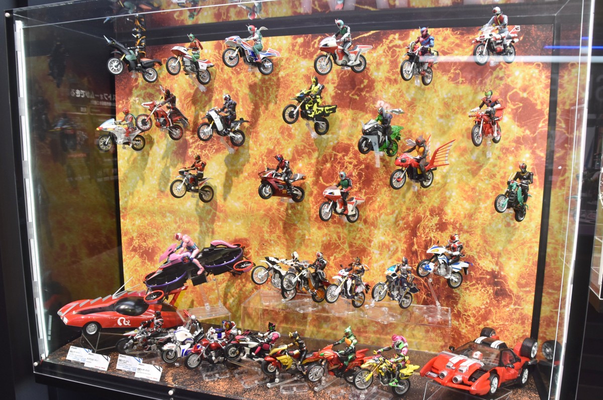shフィギュアーツ 仮面ライダーバイク セット S.H.Figuarts 15th GALLERY』に仮面ライダー大集結 爆発の中から