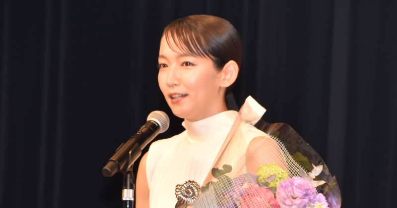 吉岡里帆、白のノースリドレス姿で魅了 『ヨコハマ映画祭』で主演女優賞 - ORICON NEWS