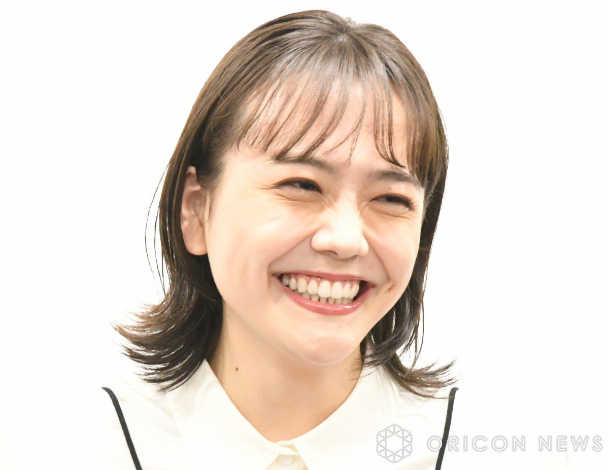 画像・写真 | 26歳・松井愛莉、高校制服姿に「ギリいける」の声 3枚目