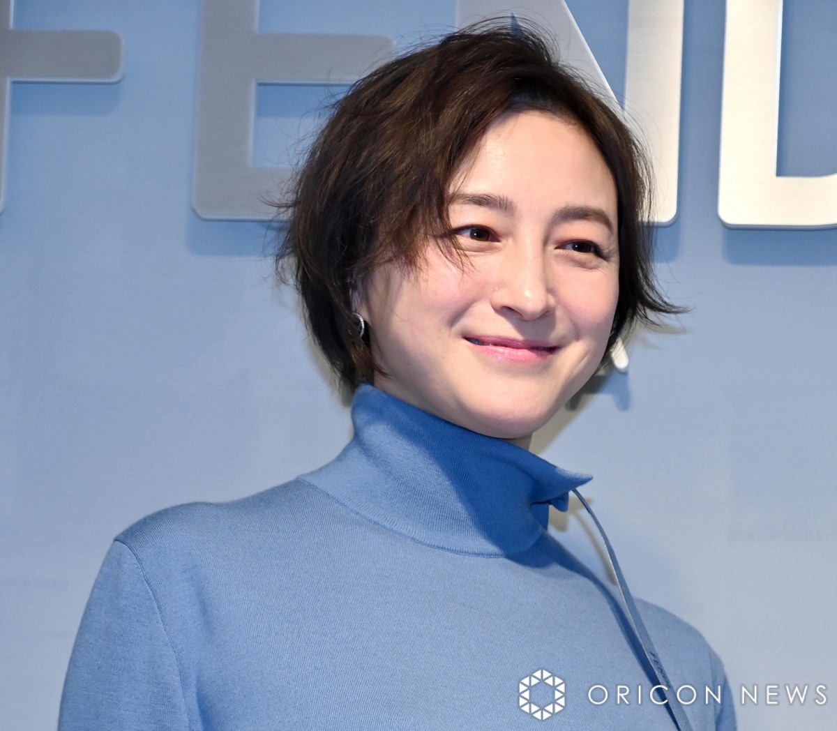 広末涼子、膝上ミニ姿を披露し赤面「高校時代を思い出させてくれる