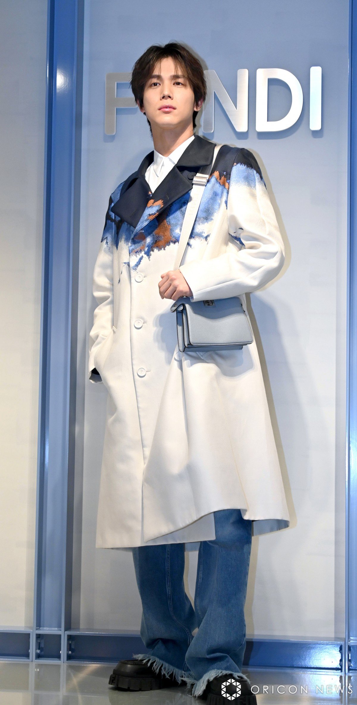 【送料無料】中川大志さん掲載ページ（約A3サイズ）#8444 中川大志、ロングコートでキメる 冬の癒やしは「お風呂に長く浸かって