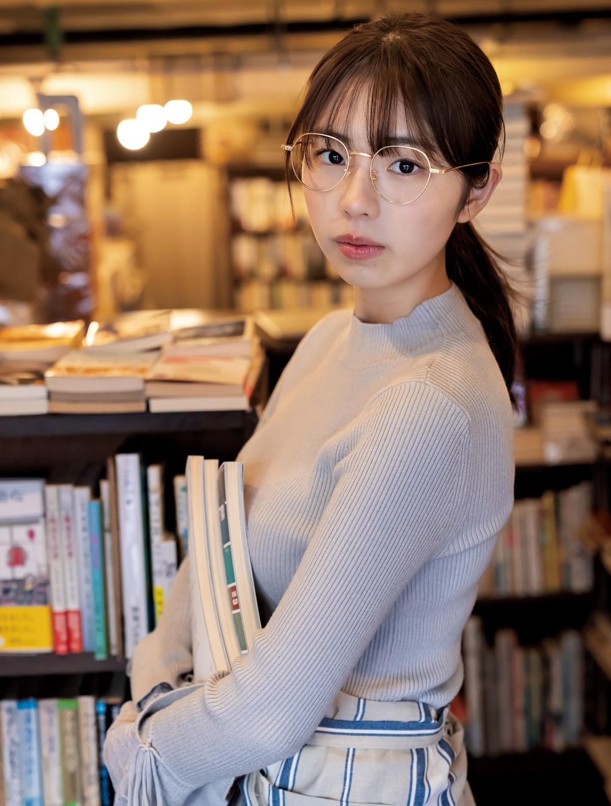 令和のグラビアクイーン”菊地姫奈、魅惑の古本屋書店員になりきり