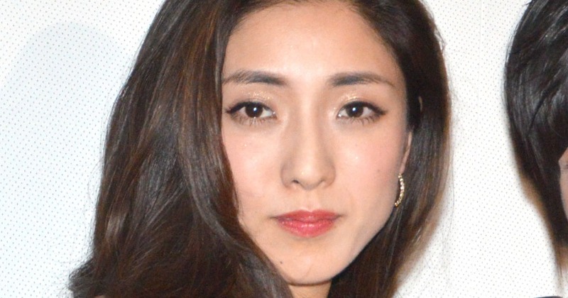 長渕剛の娘・文音、ざっくり開きドレスで“美背中”あらわ 「美しすぎる」「めちゃくちゃ可愛い」の声 | ORICON NEWS