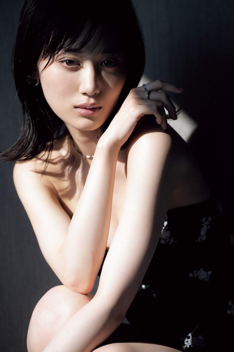 乃木坂46山下美月、“彼シャツ”姿で素肌のぞかせ肩チラ披露 『TRIANGLE