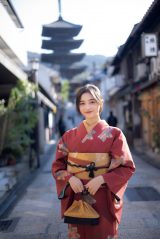 乃木坂46賀喜遥香、浴衣姿で枕にもたれ…“彼女感”あふれる親密