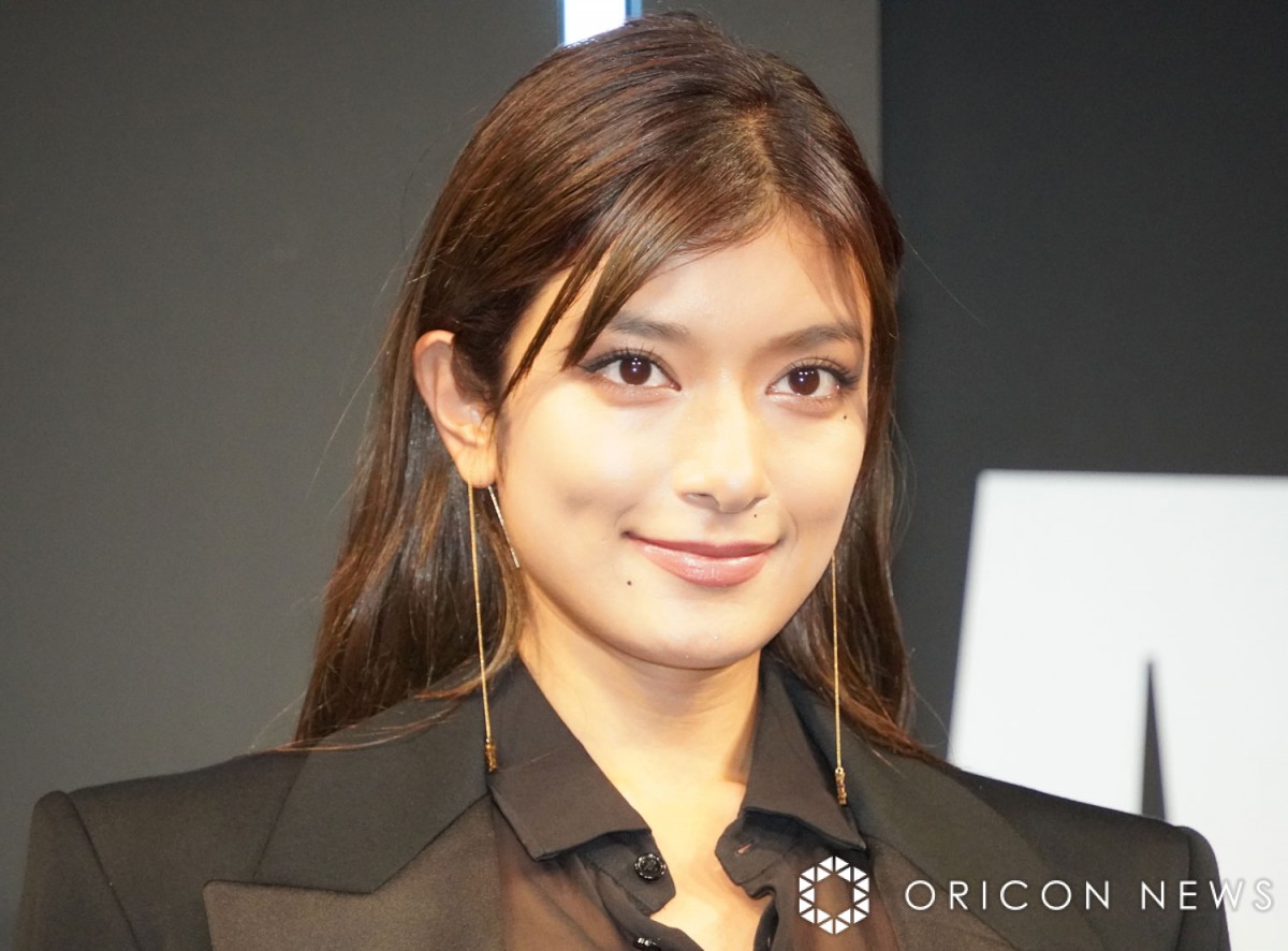 ローラ、“超ミニ”スウェットで美脚全開 服へのこだわりに「そういう