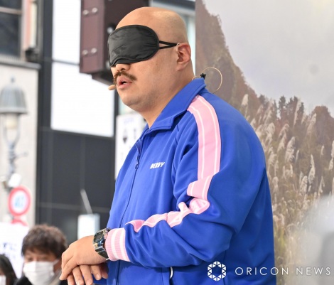 画像・写真 | クロちゃん、目隠しで渋谷のど真ん中に30分放置プレイ