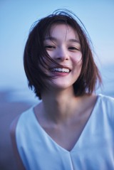芳根京子26歳誕生日、デビュー10周年記念写真集が決定 －2℃極寒で