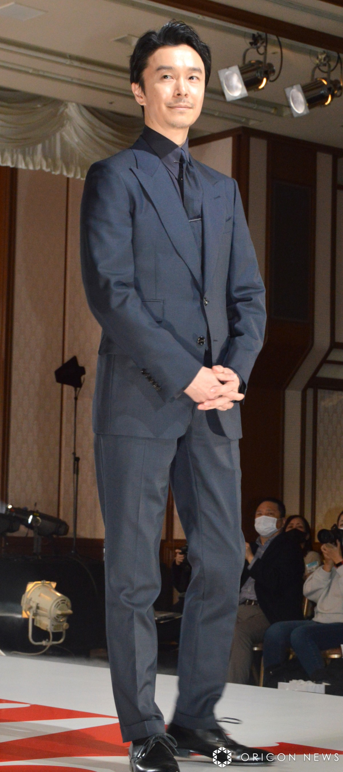 長谷川博己、初の“ランウェイ”に緊張＆照れ笑い「こんな記者発表は