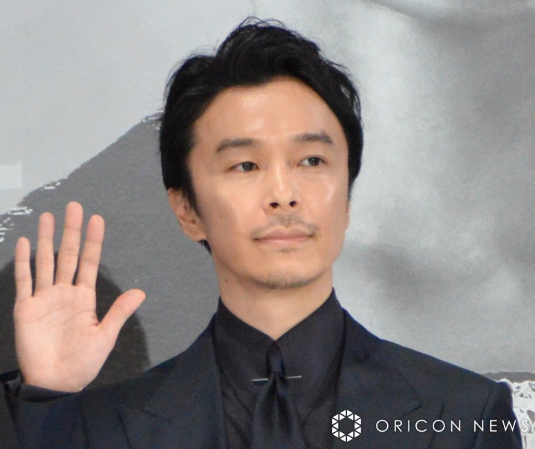 長谷川博己、初の“ランウェイ”に緊張＆照れ笑い「こんな記者発表は