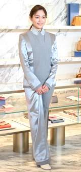 川口春奈、テーラードジャケットでカッコかわいく 「FENDI