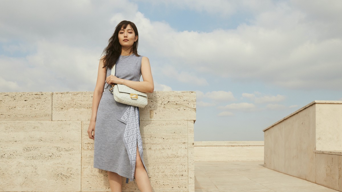 川口春奈、テーラードジャケットでカッコかわいく 「FENDI