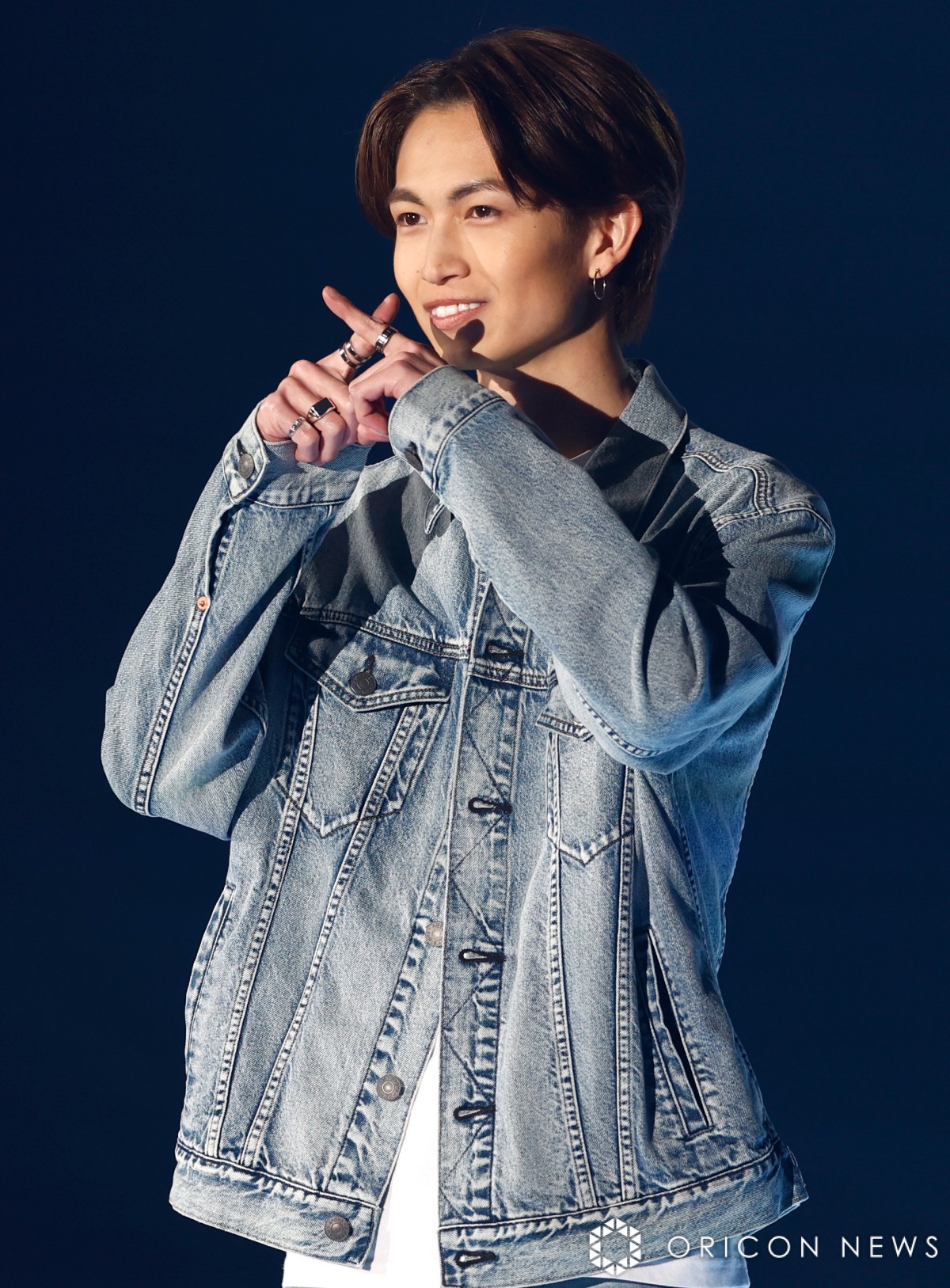 TGC2023S/S】綱啓永、大歓声に照れ笑い 『バツモテ』ポーズ→投げ