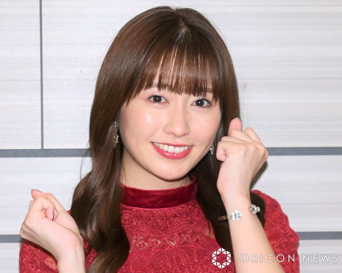 ももクロ・佐々木彩夏、赤のミニスカで太もも美脚「もう許してください