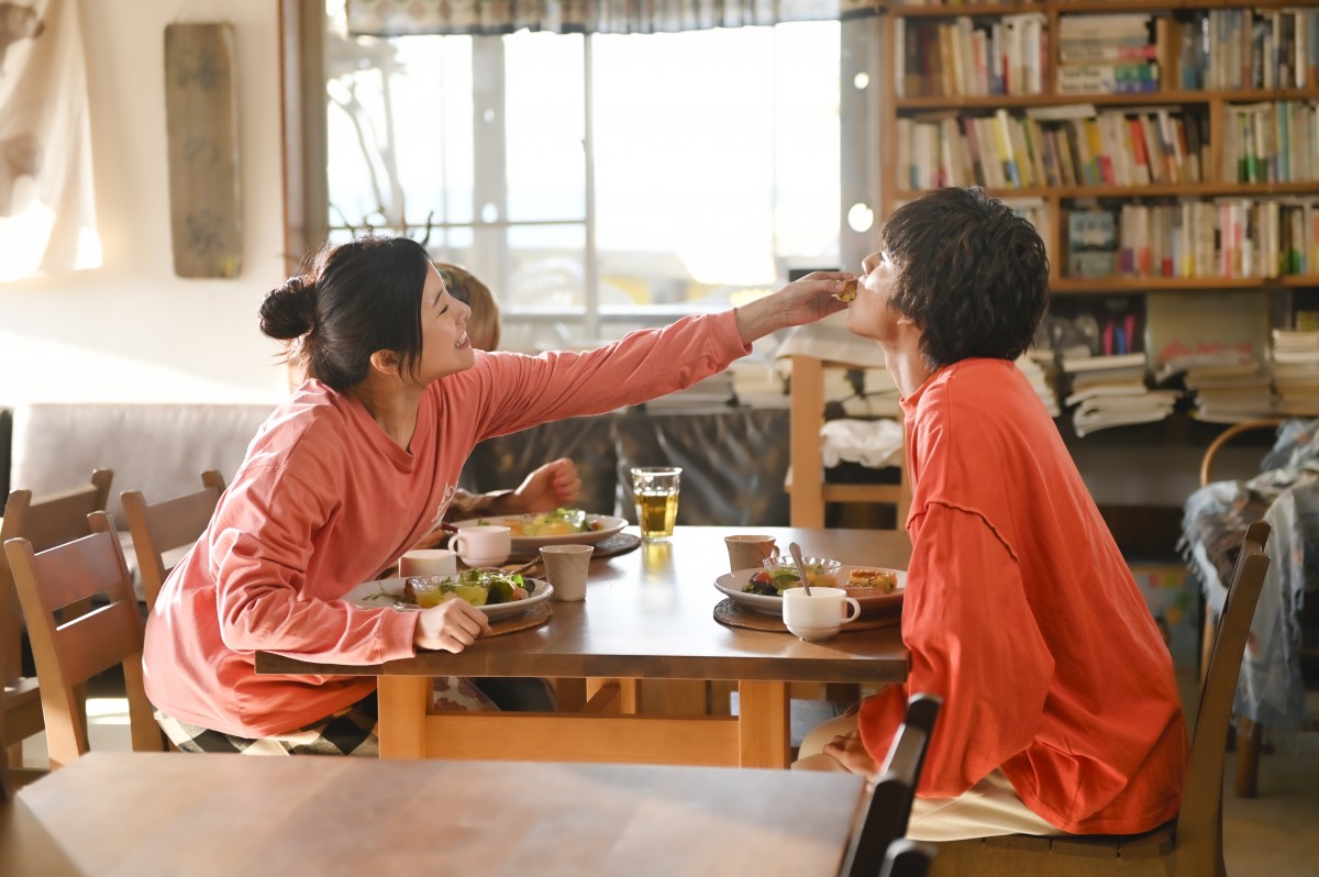 星降る夜に』第8話、“一星”北村匠海が“鈴”吉高由里子に「ほっぺ