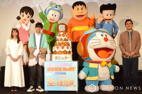 『映画ドラえもん のび太と空の理想郷』大ヒット御礼舞台あいさつに登壇した（前列左から）藤本美貴、永瀬廉、ドラえもん、山里亮太、（後列左から）しずかちゃん、のび太、ジャイアン、スネ夫 （C）ORICON NewS inc. 