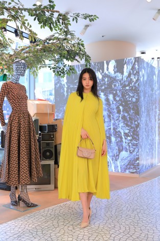 画像・写真 | 松井愛莉、お腹ちらりなミニ丈ワンピ 圧倒的なスタイルで