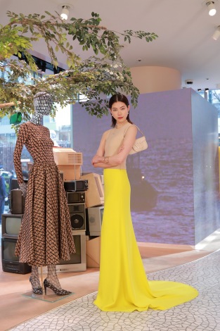 画像・写真 | 松井愛莉、お腹ちらりなミニ丈ワンピ 圧倒的なスタイルで