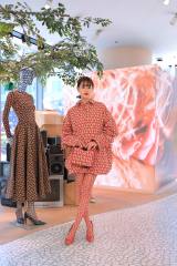 画像・写真 | 松井愛莉、お腹ちらりなミニ丈ワンピ 圧倒的なスタイルで