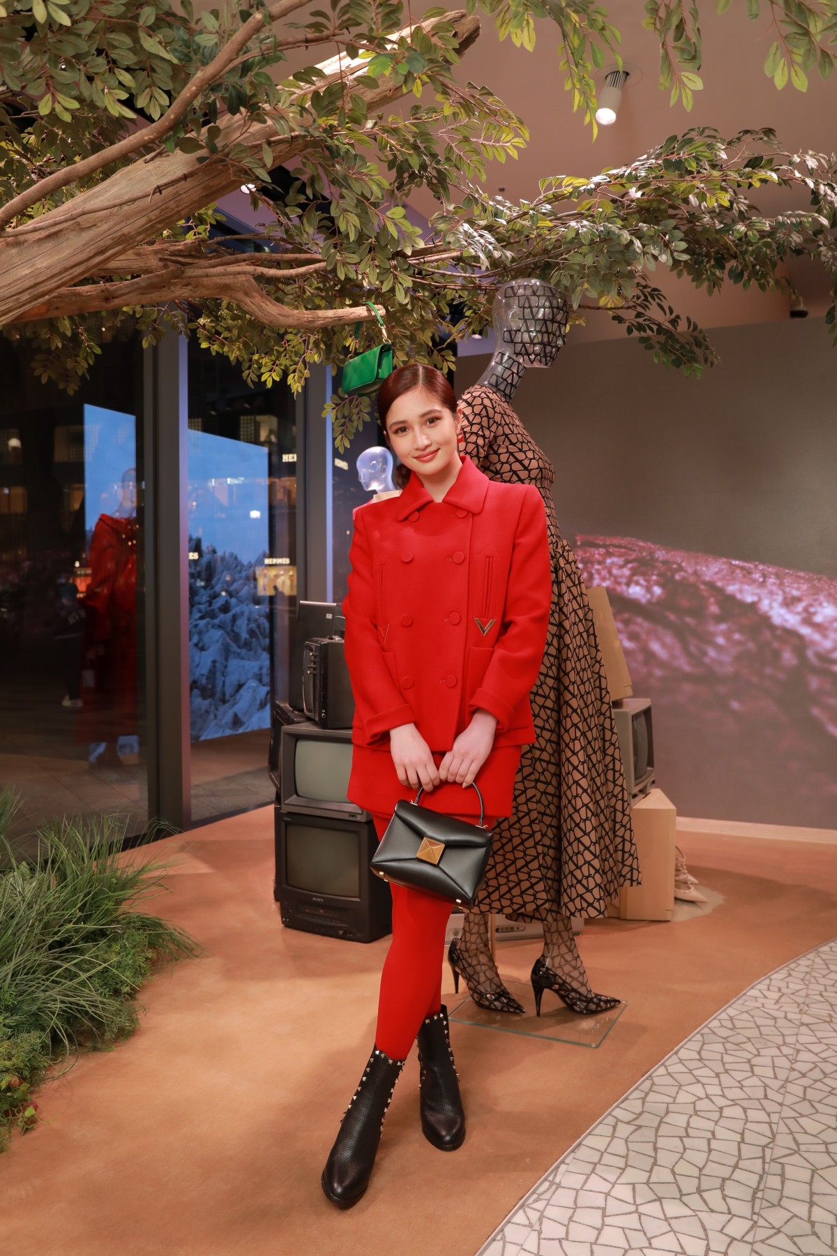 画像・写真 | 松井愛莉、お腹ちらりなミニ丈ワンピ 圧倒的なスタイルで