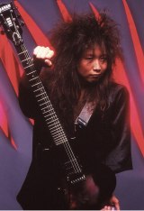 ���{�l�M�^���X�g�EKUNI�́g�~�X�e���A�X�ȑf��h �ĂŊ����ɃM�^�[�𕕈�c��ɔ������h�L�������^���[�f�� 