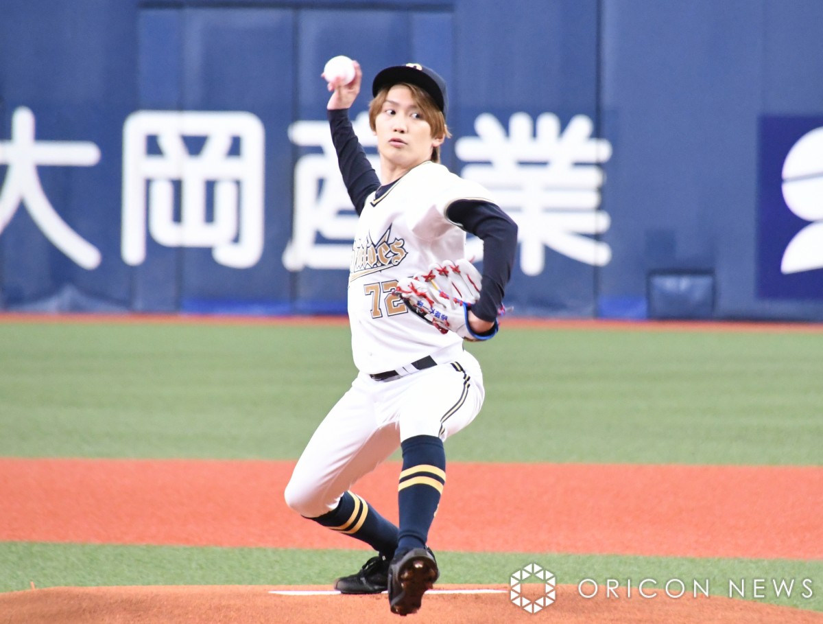 なにわ男子・藤原丈一郎、オリックス本拠地開幕戦で2年連続始球式 山本由伸直伝の見事なワンバン“フォーク” | ORICON NEWS