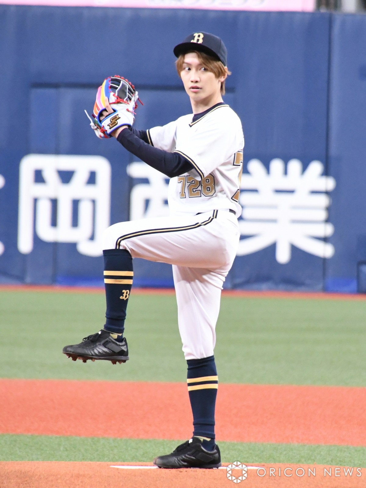 なにわ男子・藤原丈一郎、オリックス本拠地開幕戦で2年連続始球式 山本由伸直伝の見事なワンバン“フォーク” | ORICON NEWS