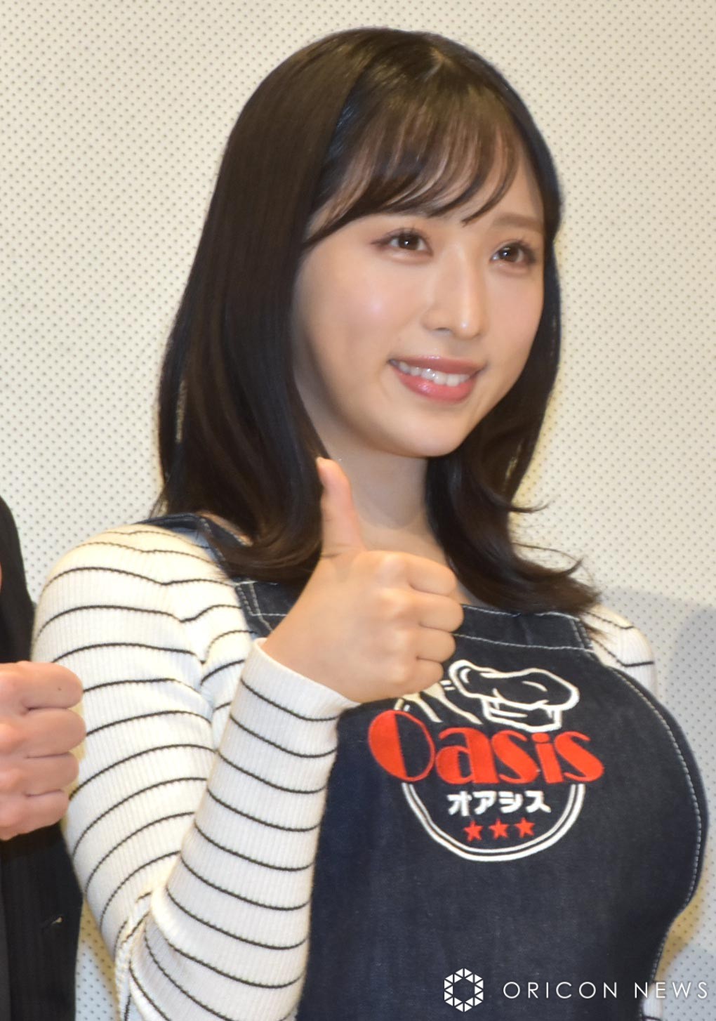 小栗有以、ミニスカ＆エプロン姿で笑顔 坂本浩一監督にアクション直訴