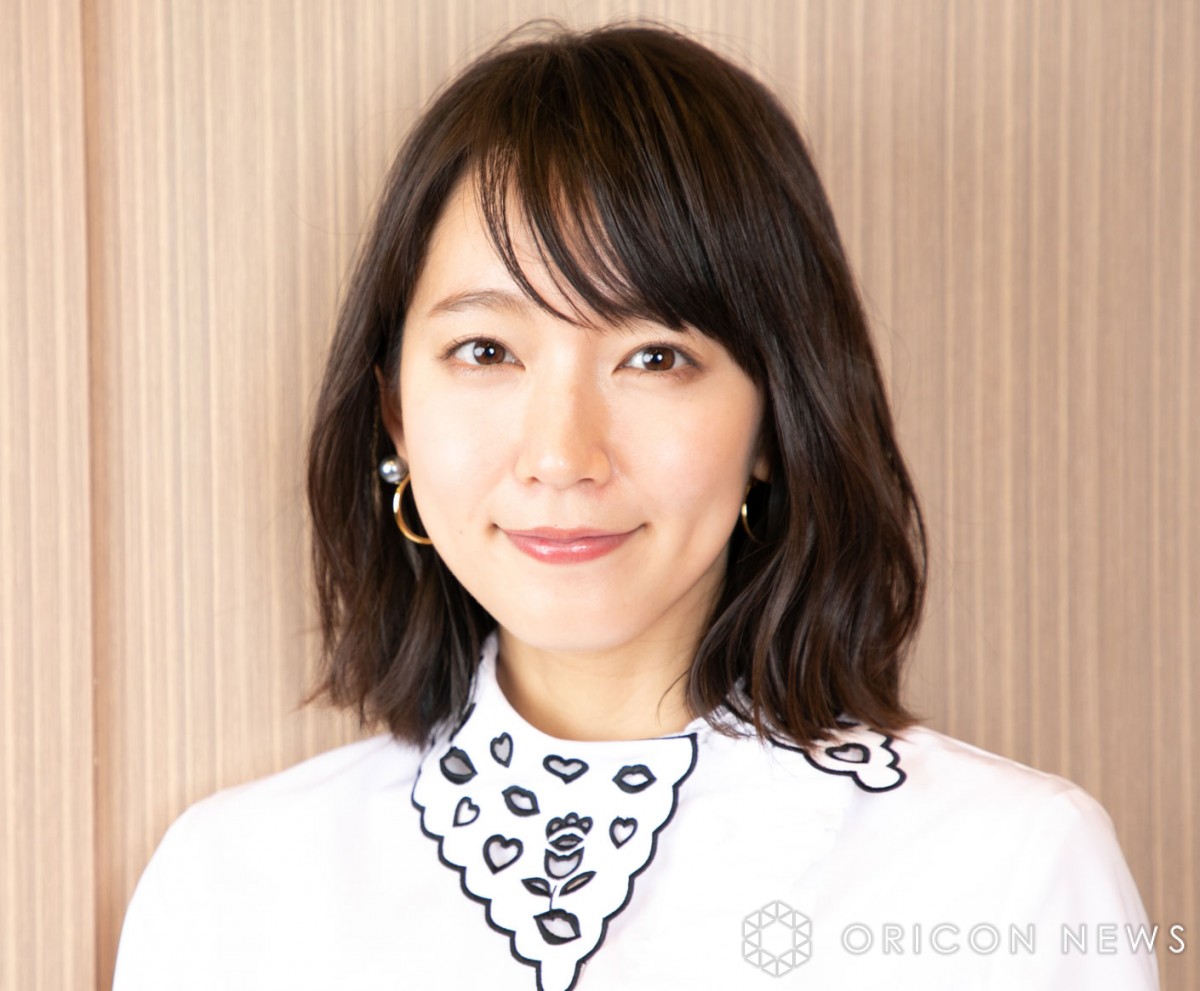 吉岡里帆　正面 画像・写真 | 吉岡里帆“パックリ”美背中で大胆肌見せ「正面、側面、背面、360度美人だわ」「いつもと雰囲気違いますね」 2枚目 | ORICON  NEWS