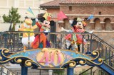 ミッキーたちが“七色”フラッグで40周年をお祝い！ TDS限定ショー