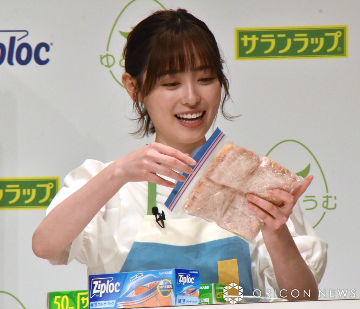 画像・写真 | 福原遥、エプロン姿でキュートな笑顔 試食で“パクパク”食べ過ぎ止められ赤面 10枚目 | ORICON NEWS