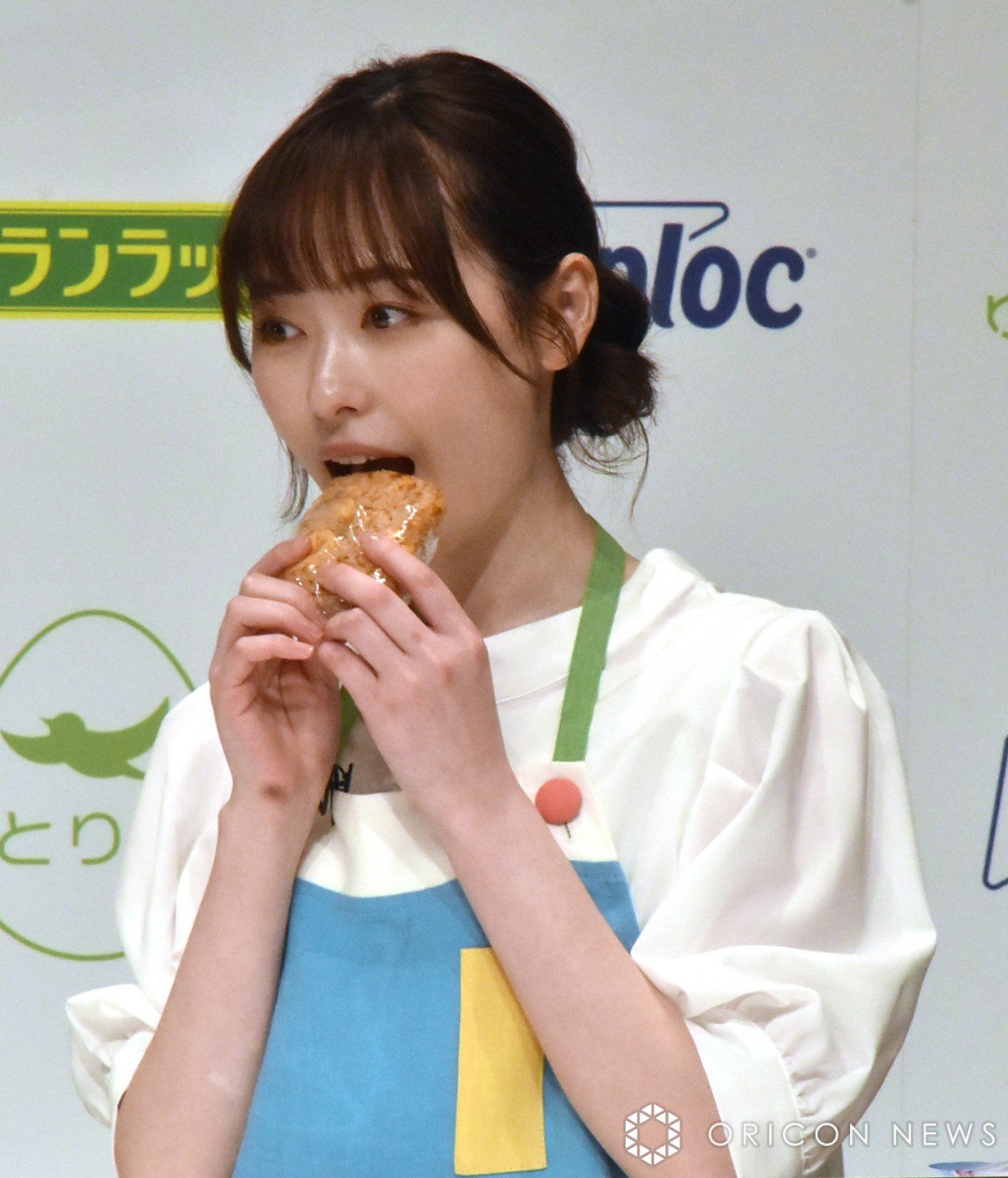 画像・写真 | 福原遥、エプロン姿でキュートな笑顔 試食で“パクパク”食べ過ぎ止められ赤面 11枚目 | ORICON NEWS