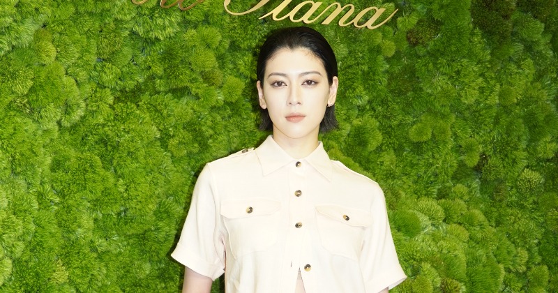 三吉彩花、軽やかセットアップで美腹チラリ クールな表情で魅了