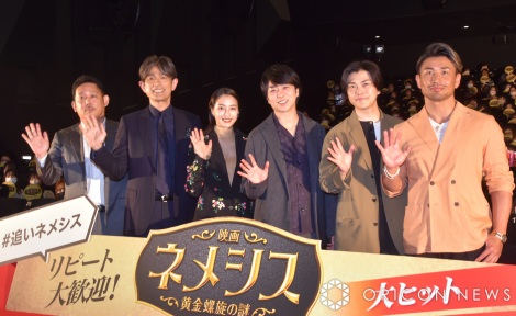 『映画 ネメシス 黄金螺旋の謎』大ヒット御礼舞台あいさつに登場した（左から）入江悠監督、江口洋介、広瀬すず、櫻井翔、勝地涼、魔裟斗（C）ORICON NewS inc. 