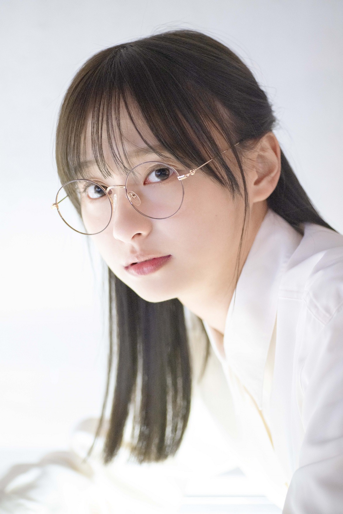 日向坂46影山優佳1st写真集、美脚や濡れ髪姿の裏表紙4種公開 秋元康氏